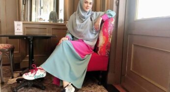 Mix and Match Gamis dan Sneakers: Trik Tampil Modis tanpa Ribet