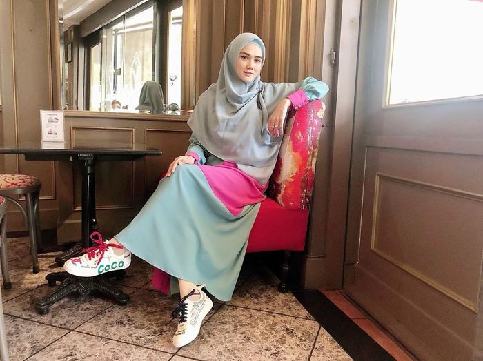 Mix and Match Gamis dan Sneakers: Trik Tampil Modis tanpa Ribet