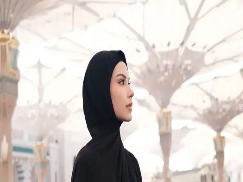 Alyssa Daguise: Pesona Dalam Balutan Hijab & Kaftan di Jeddah