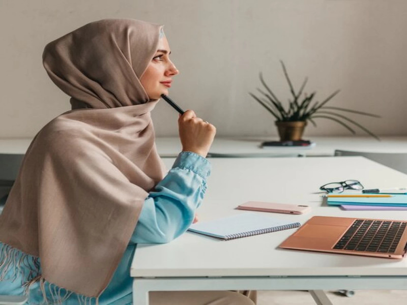 Melepas Hijab Demi Pekerjaan, Apakah Boleh