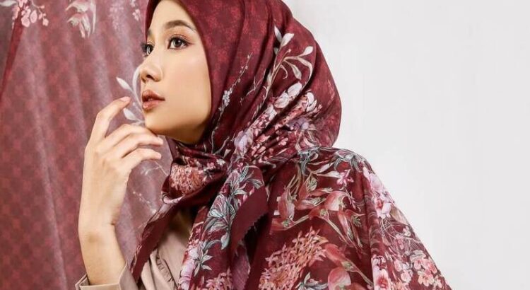 Inspirasi Kerudung Segi Empat Motif untuk Gaya Stylish