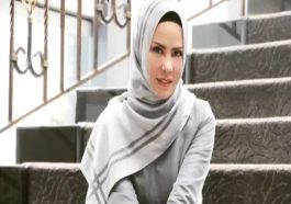 Angel Lelga Tampil Elegan dengan Hijab Sorban