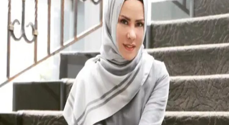 Angel Lelga Tampil Elegan dengan Hijab Sorban