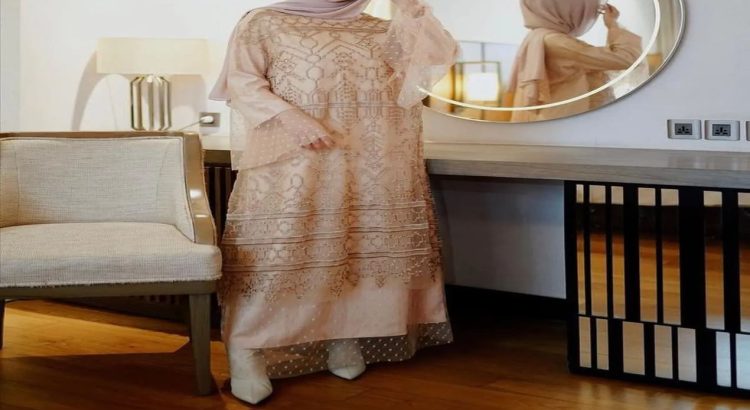 Atasan Brokat Inspirasi M&M Agar Tampil Chic dan Elegan