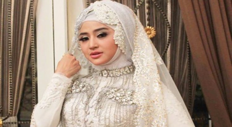 Dewi Perssik Pesonanya dalam Balutan Hijab yang Tampil Anggun