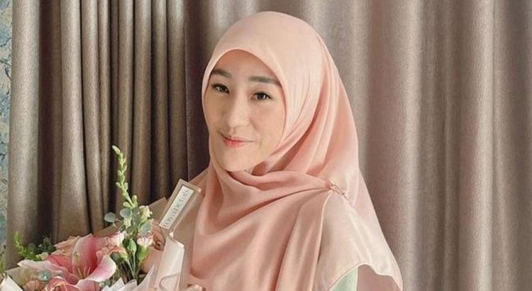 Syar’i Larissa Chou Gaya Busana Tetap Modis dan Istiqamah