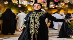 Busana Muslim Hitam dan Gold yang Elegan untuk Acara Spesial