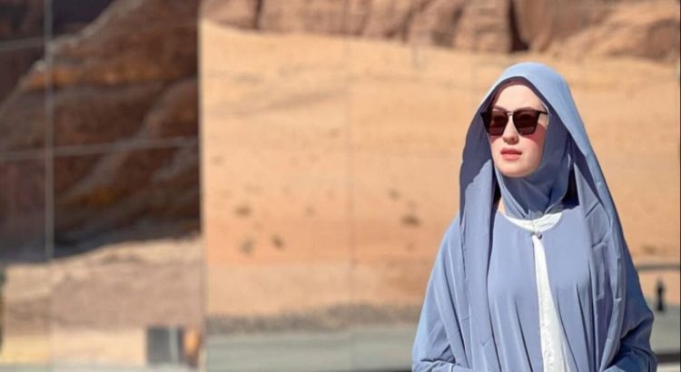 Kimberly Ryder Tampil Dengan Busana Gamis Elegan