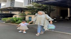 Mama Muda Tampil Syar’i dan Stylish Saat Antar Anak Sekolah