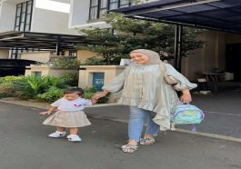 Mama Muda Tampil Syar’i dan Stylish Saat Antar Anak Sekolah