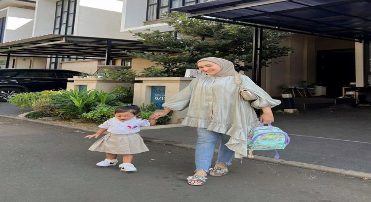 Mama Muda Tampil Syar’i dan Stylish Saat Antar Anak Sekolah