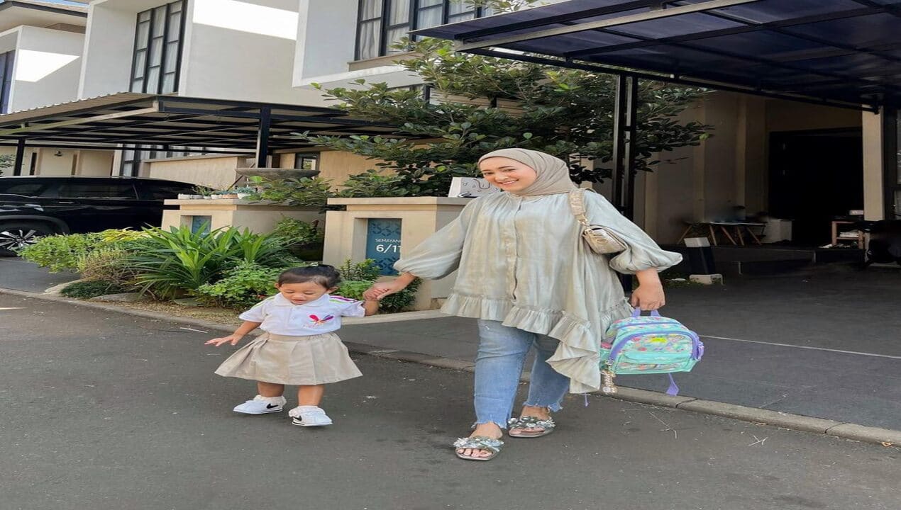 Mama Muda Tampil Syar’i dan Stylish Saat Antar Anak Sekolah
