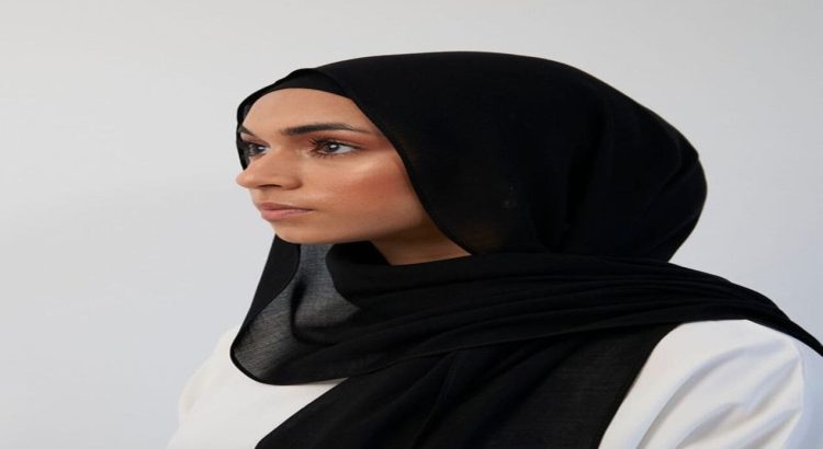 Wanita Kulit Hitam Wajib Tahu 7 Warna Jilbab untuk Tampil Stylish