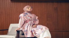 Busana Warna Kalem untuk Tampil Muda dan Elegan