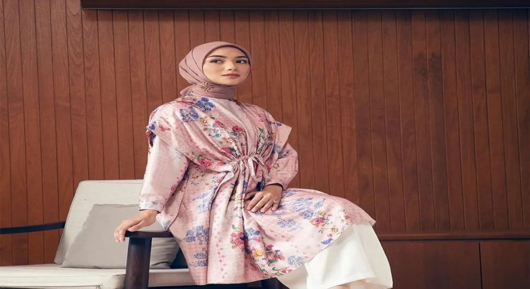 Busana Warna Kalem untuk Tampil Muda dan Elegan