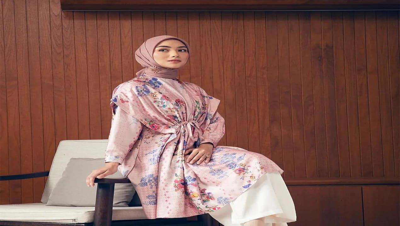 Busana Warna Kalem untuk Tampil Muda dan Elegan