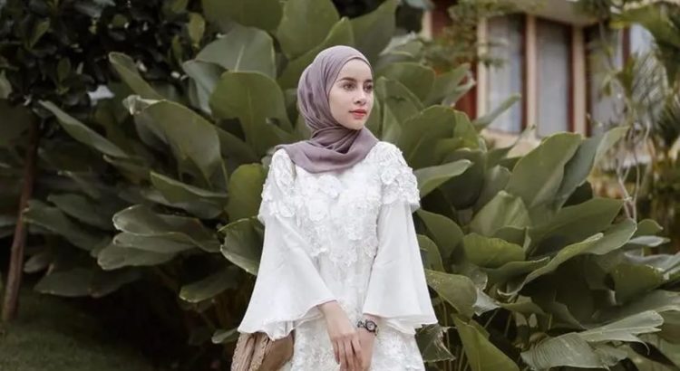 Celana Putih Stylish dan Modern untuk Guru Les Privat Islami