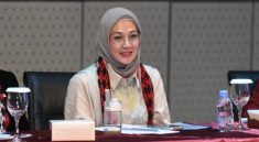 Dina Lorenza Gaya Fashion Sederhana namun Tetap Modis