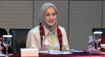 Dina Lorenza: Gaya Fashion Sederhana namun Tetap Modis