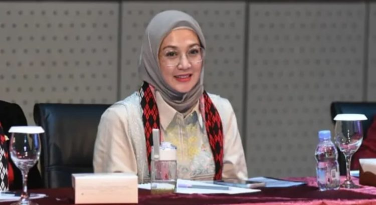 Dina Lorenza Gaya Fashion Sederhana namun Tetap Modis