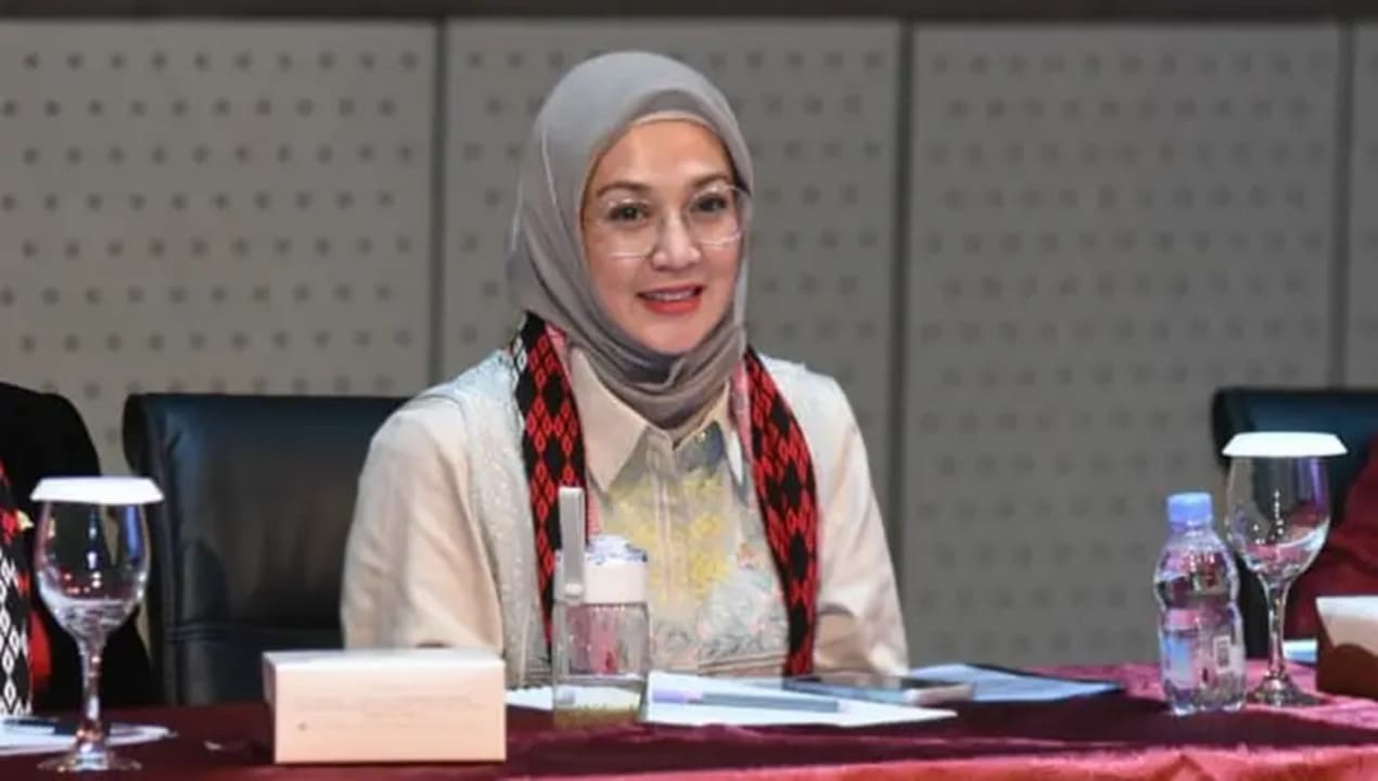 Dina Lorenza Gaya Fashion Sederhana namun Tetap Modis