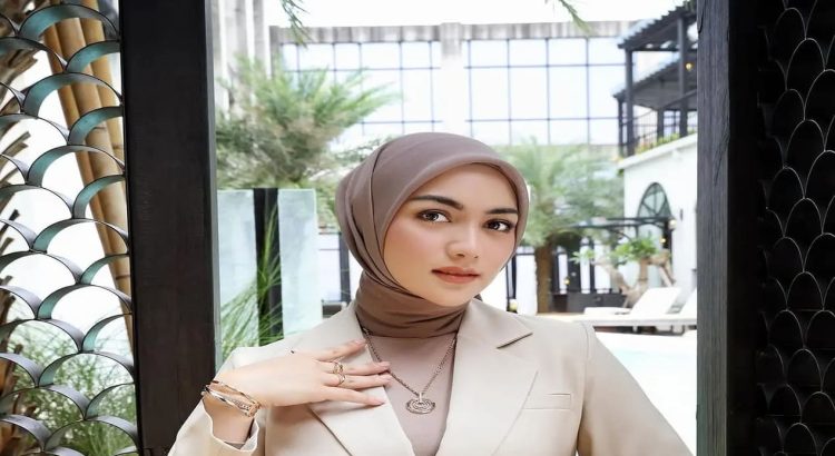 Hijab Clean Look untuk Wanita Muda Agar Tampil Dewasa & Stylish