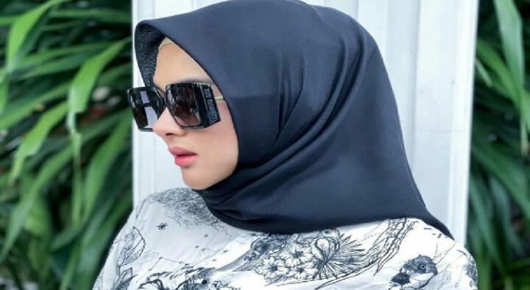 Syahrini Tampil Glamor dengan Gaya Hijab Trendi nan Elegan