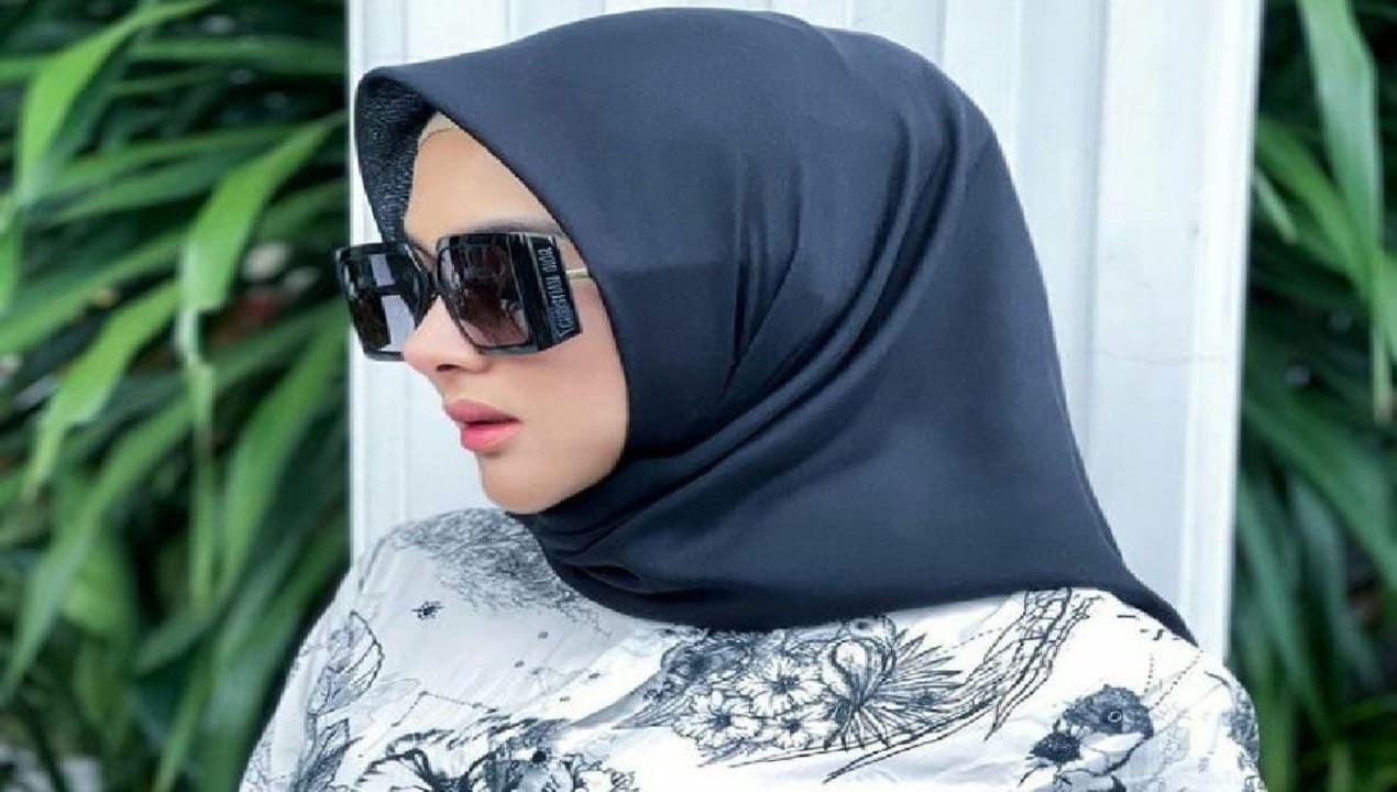 Syahrini Tampil Glamor dengan Gaya Hijab Trendi nan Elegan