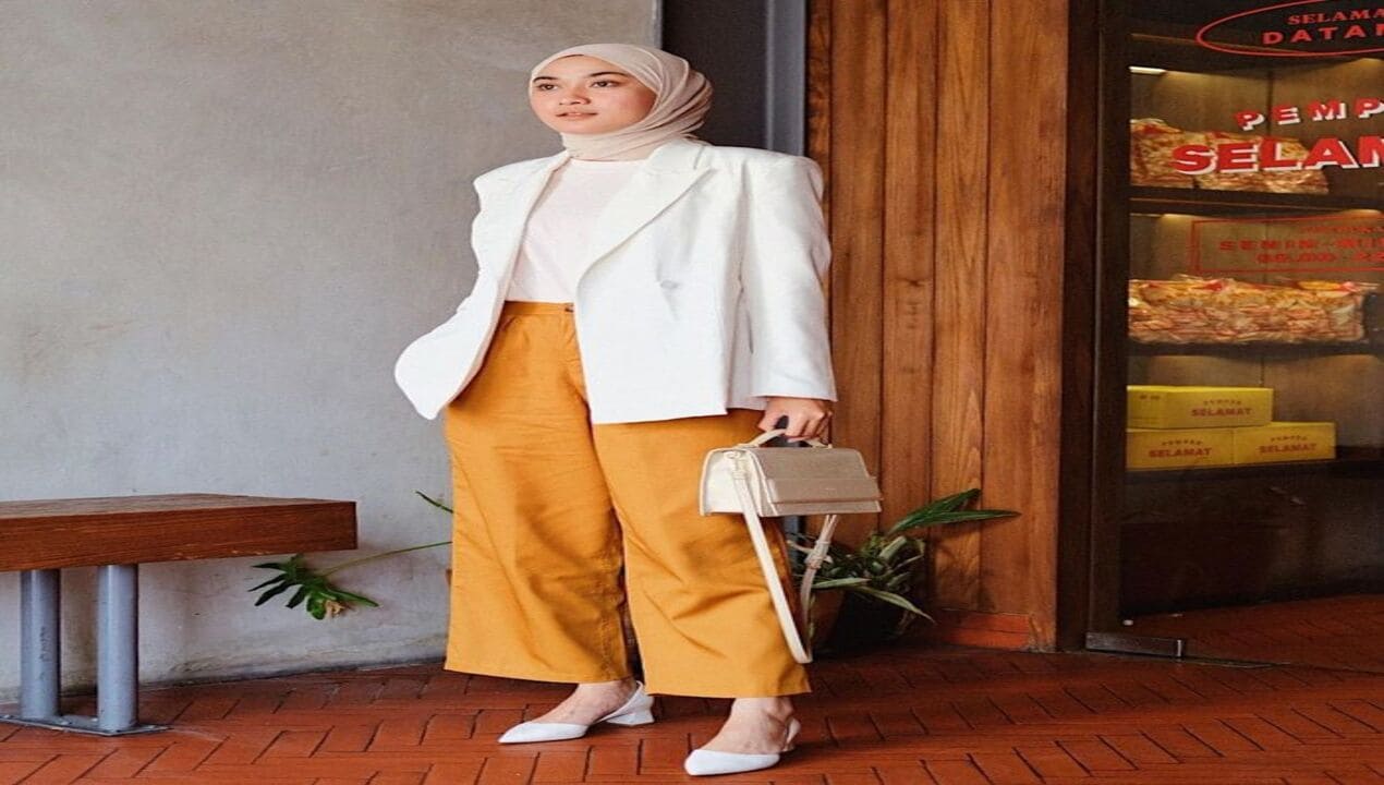 Hijab Dress Putih Inspirasi Blazer Elegan untuk Acara Semi Formal
