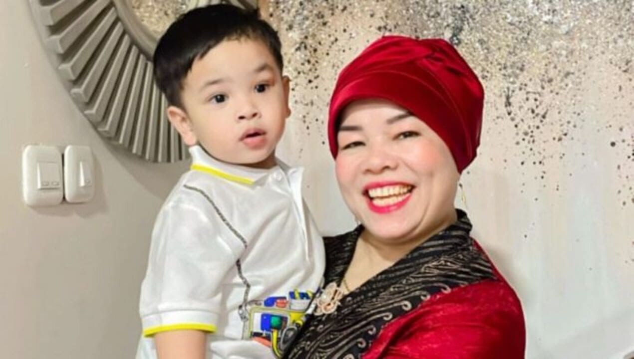 Hijab Mama Fuji yang Modis untuk Perempuan Usia Matang