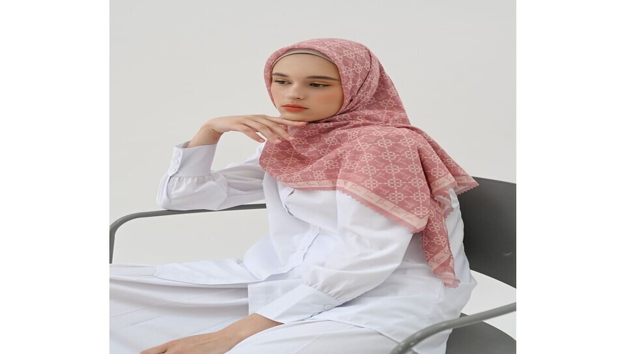 Hijab Rose Pink dan 5 Warna Lain yang Mencerahkan Wajah