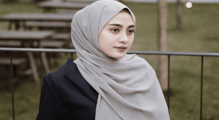 Kombinasi Warna Cream dan Pashmina untuk Wajah Bulat Gen-Z
