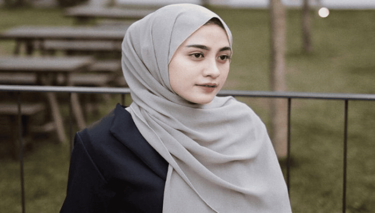 Kombinasi Warna Cream dan Pashmina untuk Wajah Bulat Gen-Z