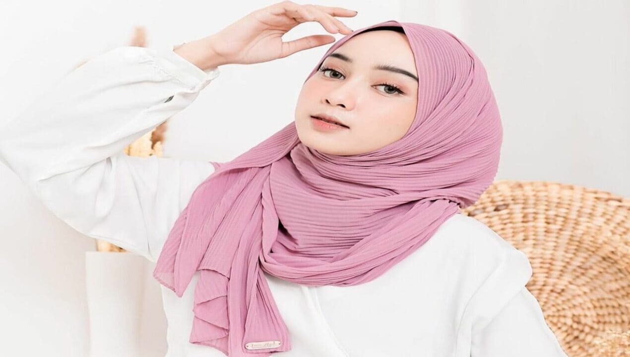 Pashmina Plisket & Fashion Cream Gaya Elegan Muslimah Gen-Z
