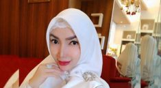 Roro Fitria Dengan Gamis Elegan untuk Berbagai Acara