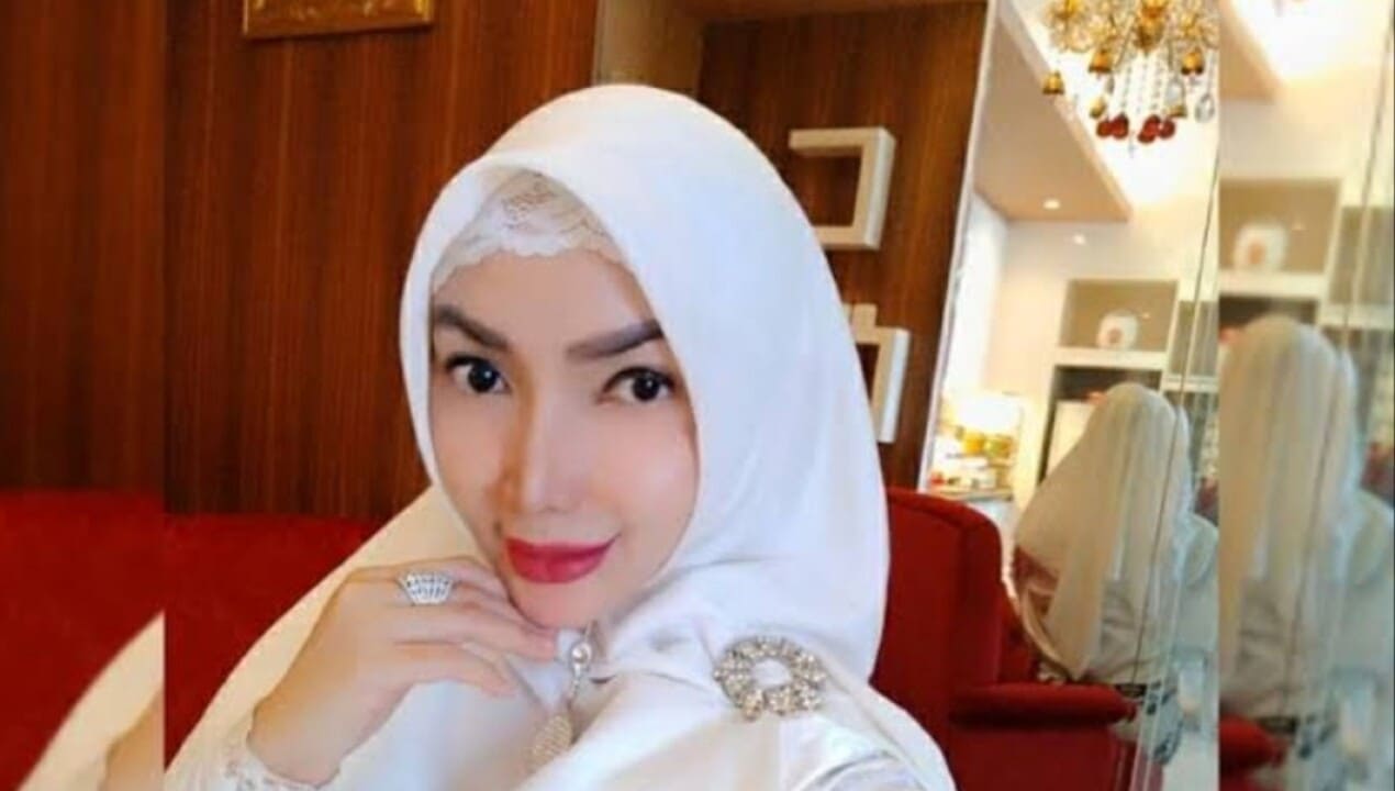 Roro Fitria Dengan Gamis Elegan untuk Berbagai Acara
