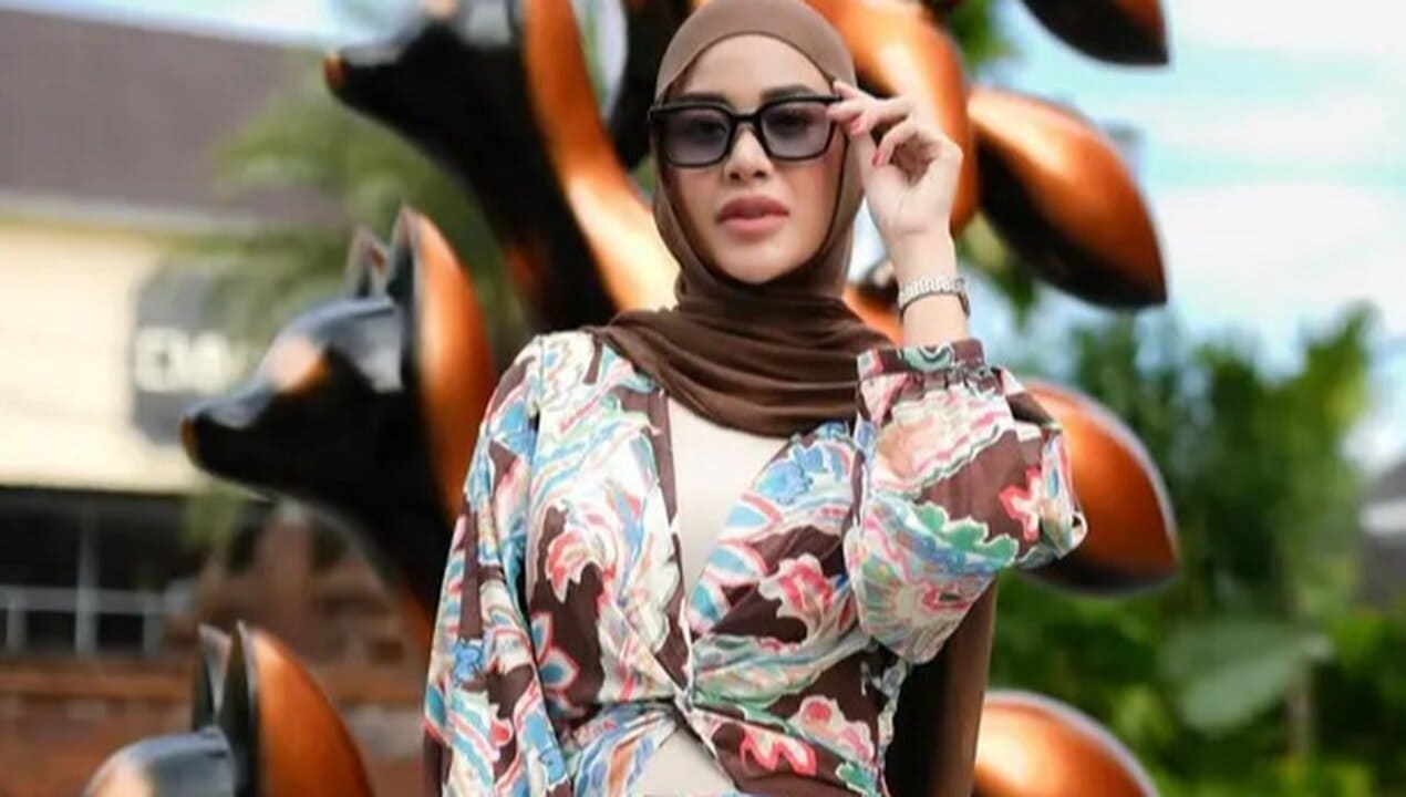 Aurel Hermansyah Tampil Anggun dengan Kebaya Bali Hijab