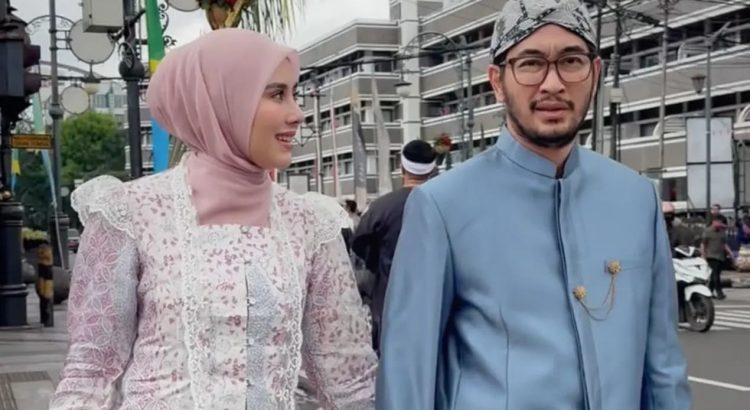 Kebaya Syahnaz Sadiqah Jadi Tren Brokat Renda Hijab Modern
