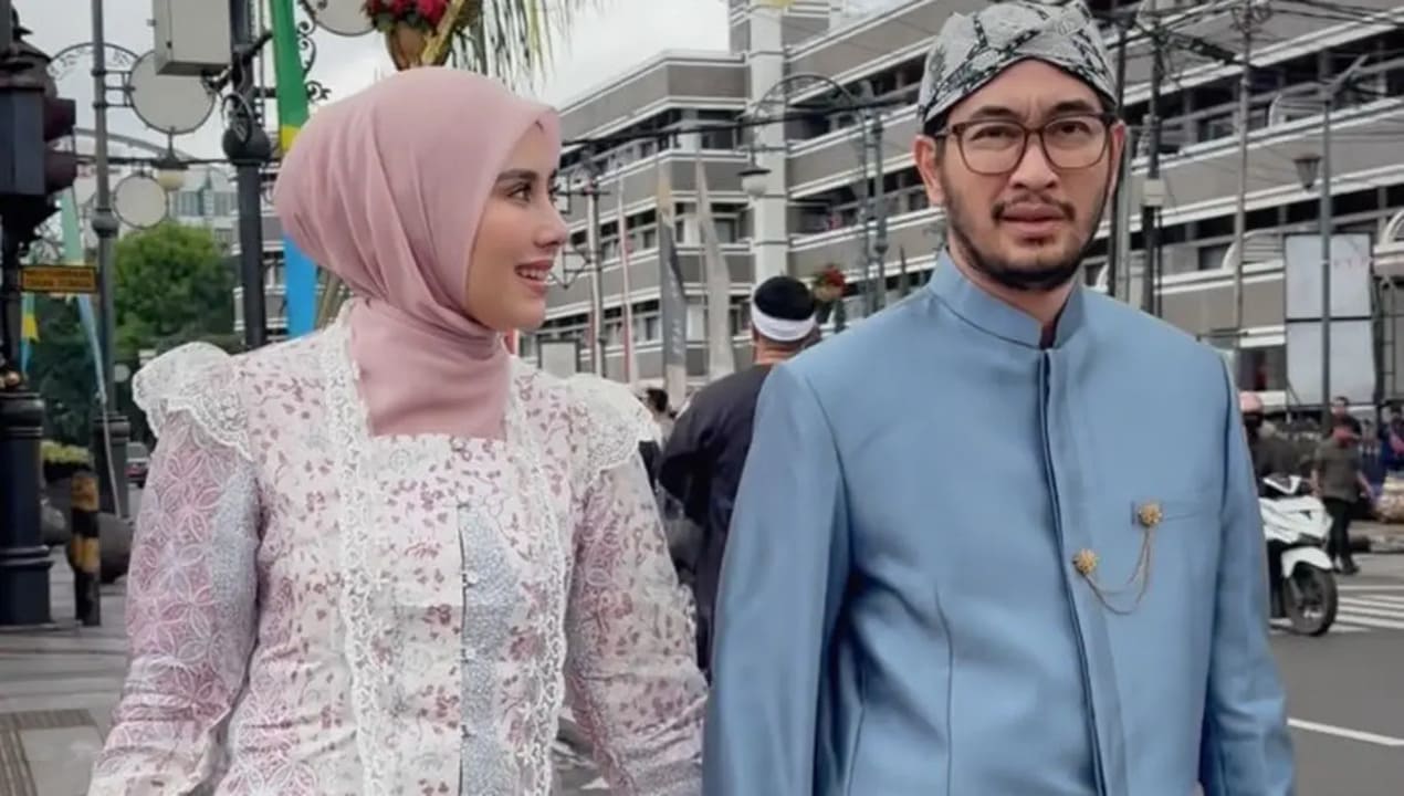 Kebaya Syahnaz Sadiqah Jadi Tren Brokat Renda Hijab Modern