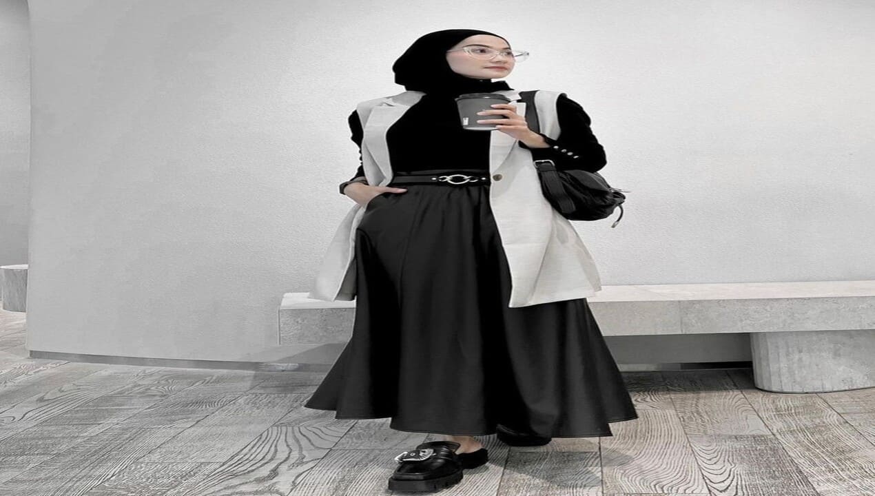 Monokrom hingga Bright Color Kombinasi Hijab dan Long Dress