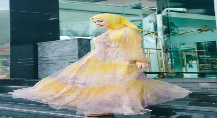 Trik Warna Hijab yang Serasi dengan Long Dress Formal