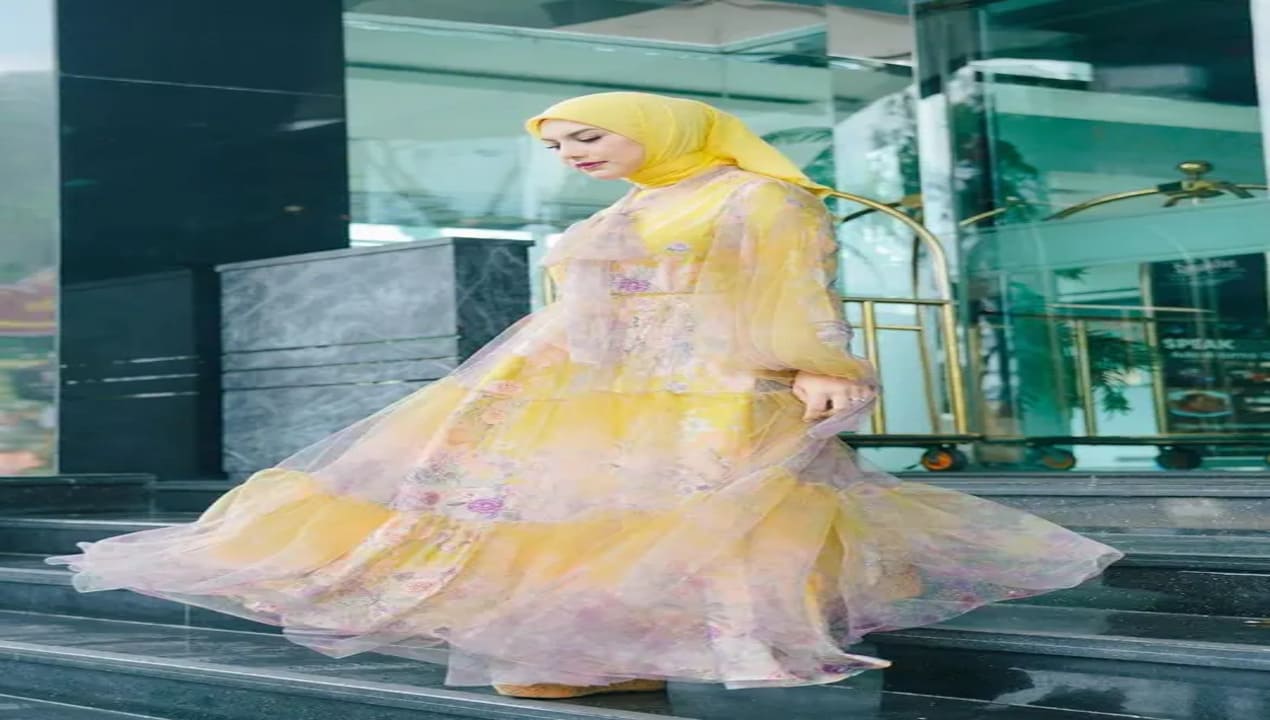 Trik Warna Hijab yang Serasi dengan Long Dress Formal