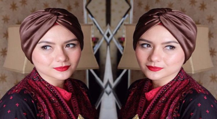 Viona Rosalina Tampil Elegan dengan Batik dan Hijab Turban