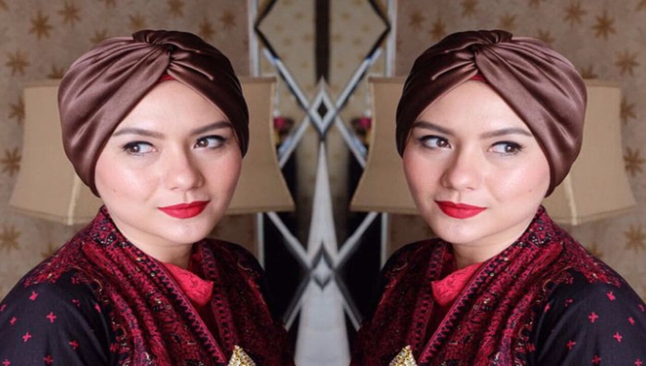 Viona Rosalina Tampil Elegan dengan Batik dan Hijab Turban