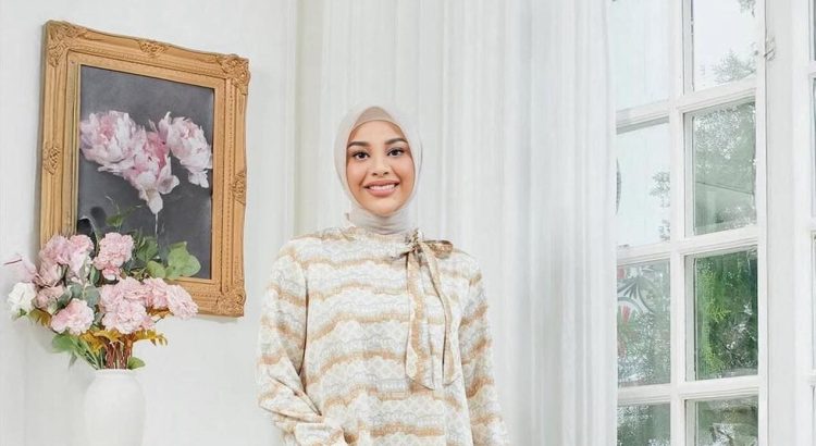 Hijab One Set ala Aurel Hermansyah Praktis dan Stylish