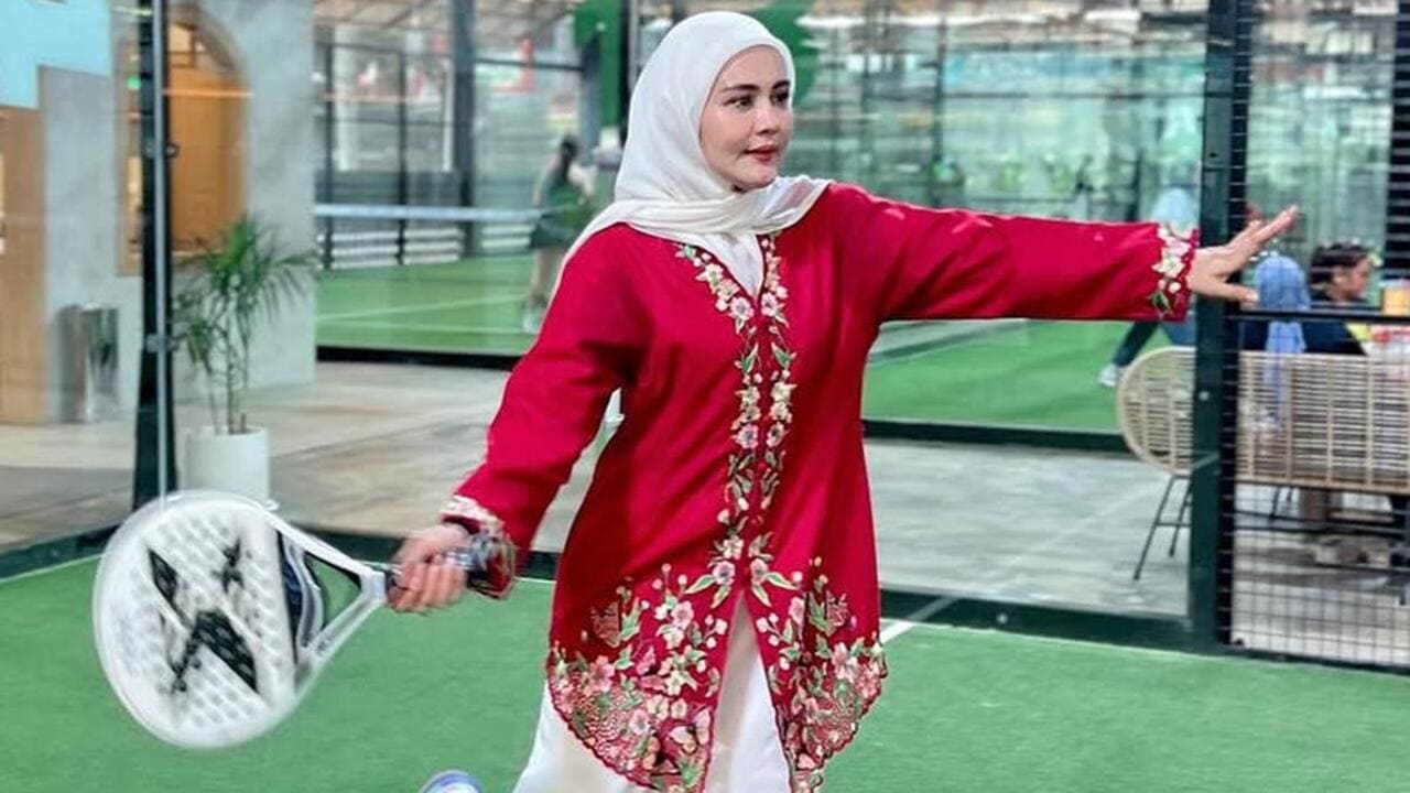 Juliana Moechtar Tampil Stylish dan Sporty di Lapangan Padel