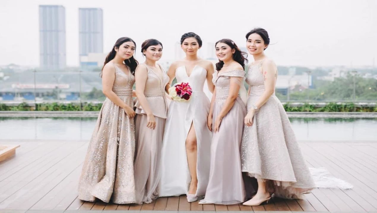 Model Gaun Bridesmaid Brokat Non-Hijab untuk Kondangan